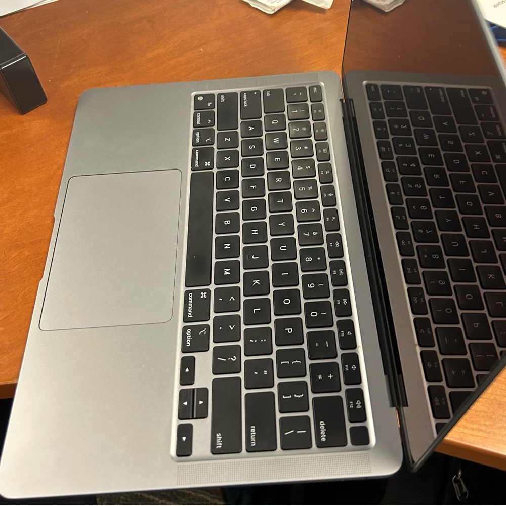 MacBook Air 2020 M1. 8GB Memory. 13.3 inch display. 256 GB